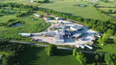 Üstgeçitte büyük bir besleme fabrikası tahıl işleme siloları, ızgara makineleri, depolama depoları, depolama tankları, Mountain Grove, Güney Merkez Missouri 'deki gübre değirmencisi, tarım hizmet tesisi
