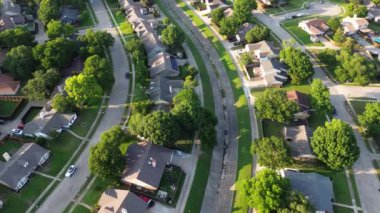 Üst geçit beton kanalları, banliyödeki yerleşim alanlarının kanalizasyonunu derelere boşaltmayı, Coppell, Dallas, Texas banliyöleri ve havadan su kanallarına su taşkını depolama kapasitesini kolaylaştırır.