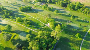 Missouri, Mountain Grove 'daki belediye golf sahasındaki golf sahalarında bol yeşillik ve bir sürü ağaç. Manzaralı hava manzarası. 18 delikli çimenlik çimen çayırı, dinlenme. ABD