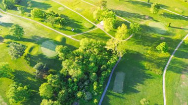 Missouri, Mountain Grove 'daki belediye golf sahasındaki golf sahalarında bol yeşillik ve bir sürü ağaç. Manzaralı hava manzarası. 18 delikli çimenlik çimen çayırı, dinlenme. ABD