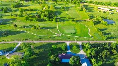 Missouri 'nin Mountain Grove kentinin kırsal kesimindeki US-60 otobüsü, 18 delikli belediye golf sahası, yeşil eğimli çayırları, Mountain Grove, Missouri' deki çiftlik evleri, çimenli çayır, anten. ABD