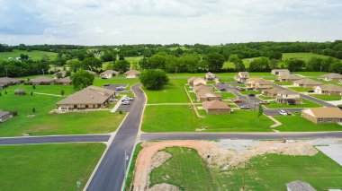 Wyandotte, Ottawa County, Oklahoma 'da, Joplin Missouri Metropolitan' ın banliyö yerleşim biriminde, hava manzaralı yepyeni evler inşa eden yeni bir mahalle. ABD