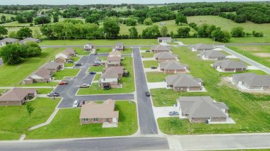 Ottawa County, Oklahoma 'da küçük bir kasaba olan Wyandotte' de, Joplin Missouri metropolitan bölgesinin banliyölerinde, havadan yeni gelişen evler var. ABD