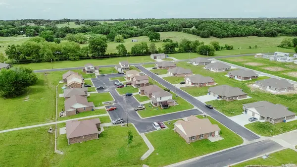 stock image Row of new development houses lush greenery farmland at Wyandotte, small town in Ottawa County, Oklahoma, suburban residential neighborhood part of Joplin Missouri metropolitan area, aerial. USA