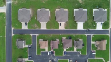 Wyandotte, Ottawa County, Oklahoma 'da küçük bir kasaba, Joplin Missouri metropolitan mahallesi yakınlarındaki ağaç manzaralı yeni yerleşim evleri.
