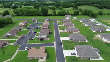 Ottawa County, Oklahoma 'da küçük bir kasaba, Joplin Missouri metropolitan yakınlarındaki banliyö yerleşim bölgesi, üstgeçit.