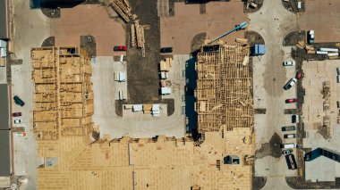 Hava manzaralı çok katlı apartman kompleksi inşaat ahşap iskeleti, asansör boşluğu, büyük avlu, temel döşeme, işçi ağır ekipmanları, Dallas, Texas şehir merkezi. ABD