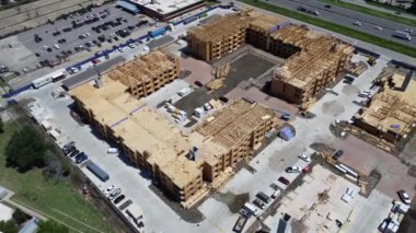 İnşaat halindeki büyük apartman, I-35E Interstate I-3E Stemmons Çevre Yolu, Teksas, kereste ahşap iskelet, asansör boşluğu,