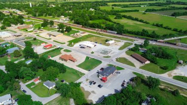 Fairland şehir merkezindeki Conner Bulvarı boyunca raylar, Oklahoma, Ottawa 'da tarım kasabası, düşük yoğunluklu iş ve konut binası, geniş çimenli tarım arazisi, anten. ABD