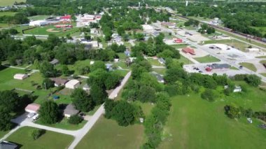 Conner Bulvarı boyunca uzanan Fairland tarım kasabasında beyzbol sahaları, demiryolu rayları, düşük yoğunluklu iş yerleri ve konut binaları var. Güney Ottawa County, Oklahoma, tarım kasabası bölgesi.