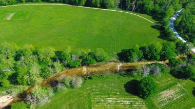 Köy yolu ve Lick Fork Gasconade Nehri akarsu seviyesi daha düşük, Wright County, Mansfield, Missouri, geniş çayırlık boş tarım arazisi, orman iyileştirme uygulamaları, anten. ABD