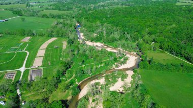 Kıvrımlı Lick Fork Gasconade Nehri 'nin kumlu sularının bulunduğu tarlalar Wright County, Mansfield, Missouri' de alçak seviyeye taşınıyor. Yeşillik Ozark, kırsal alan manzarası. ABD