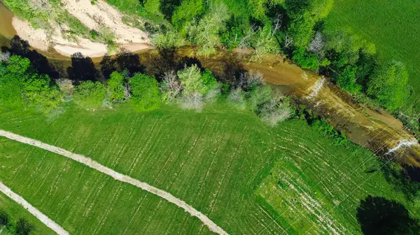 Lick Fork Gasconade Nehri 'nin yanındaki tarla yolunda uzun çakıl yolu Wright County, Mansfield, Missouri' de aşağı kata iniyor. Geniş çimenli boş tarım arazisi, kırsal manzara. ABD