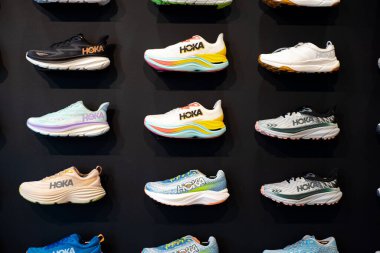 SOUTHLAKE, TX, USA-JUN 12, 2024: Yüksek kaliteli spor mağazalarında sergilenen HOKA koşu ayakkabısı koleksiyonu, hafif eğitim, yol yarışı, Deckers Markalarına ait hipodrom minderleri