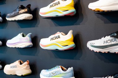 SOUTHLAKE, TX, USA-JUN 12, 2024: Yüksek kaliteli spor mağazalarında sergilenen HOKA koşu ayakkabılarının seçici odak noktası, hafif eğitim, yol yarışı, Deckers Markalarının sahip olduğu eşsiz minderler