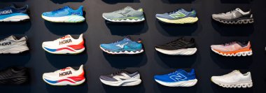 SOUTHLAKE, TX, USA-JUN 12, 2024: Lüks spor mağazasında sergilenen Panorama koşu ayakkabıları koleksiyonu, hafif eğitim, yol yarışı, HOKA, New Balance, Brooks, ASICS, Saucony