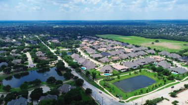 Southlake şehir merkezindeki South Carroll Bulvarı boyunca Teksas kentsel alanı yüzme havuzlu pahalı rıhtım iki katlı ev, geniş boş arazi, büyük planlanmış toplum geçmişi, anten. ABD