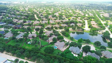 Panorama manzaralı gölet, Southlake 'in üst düzey yerleşim yerlerinde çeşme, Dallas Fort Worth metrosu, iki katlı pahalı evler, büyük bir arka bahçe yüzme havuzu, anten. ABD