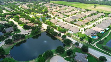 Dallas Fort Worth, Teksas şehir merkezindeki Southlake banliyösü yakınlarında havuzu olan, ekstra pahalı iki katlı banliyö evi olan lüks, büyük, boş bir arazi. ABD