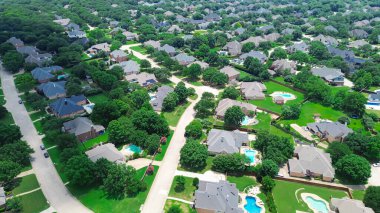 Yüzme havuzlu büyük bir arsa, iki katlı bir banliyö evi, yemyeşil ağaçlar, Southlake banliyöleri Dallas Fort Worth metro kompleksi, havadan yerleşim alanı şehir merkezi. ABD