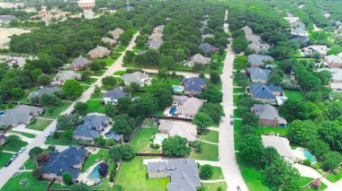 Southlake 'de su kulesi olan yerel bir mahalle, Dallas Fort Worth metrosu banliyösü, arka bahçesinde yüzme havuzu olan iki katlı bir banliyö evi. ABD