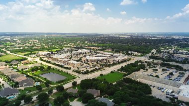 Karışık gelişim toplulukları, yerleşim evleri, ticari binalar, Southlake şehir merkezindeki alışveriş merkezi Dallas Fort Worth, iki katlı pahalı bir ev büyük bir havuz, havuz. ABD