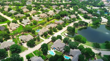 Pahalı bir göleti olan lüks bir apartman dairesi, iki katlı bir banliyöde büyük bir arka bahçede tek aile evi, Southlake şehir merkezinde yüzme havuzu, Dallas Fort Worth metrosu, havadan Texas. ABD