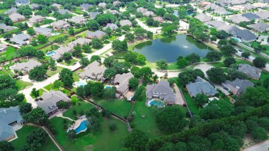 Lakeside lüks bir semt. İki katlı bir banliyöde büyük bir arka bahçede tek aile evi var. Yüzme havuzu, Southlake, Dallas Fort Worth metrosu, hava manzarası, Teksas. ABD