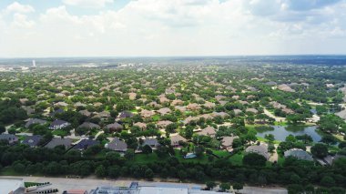 Arka bahçesinde iki katlı lüks bir banliyö evi olan kentsel yayılma, Southlake, Teksas 'ta büyük bir halk kulesinde büyük bir şelale ile kurulmuş yerel bir havuz. ABD