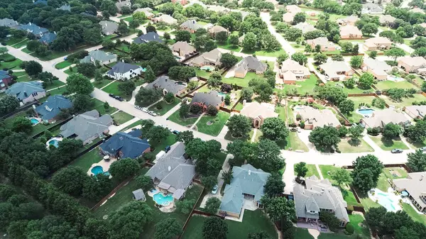 stock image Large lot house with swimming pool, upscale two story suburban single family home lush green trees, Southlake suburbs Dallas Fort Worth metro complex, aerial residential neighborhood urban sprawl. USA