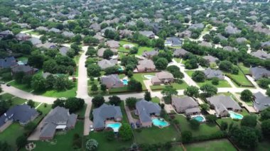 Dallas Fort Worth Texas metrosundaki Southlake banliyösünde yüzme havuzu, üst geçit manzaralı lüks bir apartman.
