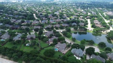 Havuzu ve iki katlı banliyö evleri olan lüks bir yerleşim yeri arka bahçesinde, Southlake banliyösünde yüzme havuzu Dallas Fort Worth Texas metrosu, üstgeçit manzarası.