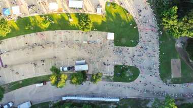 Taşınabilir tuvaletler, gezici tuvaletler ve Texas, Plano 'daki yarışlara katılan koşucularla dolu yerel park, açık hava sporu katılımcısının başlamasından önce havadan izlenen insanlar bekleme kuyruğunda. ABD