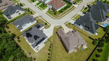 Lüks müşteriler, Dallas Forth Worth Metroplex 'in banliyöleri, sürdürülebilir modern Teksas mahallesi, atardamar manzaralı güneş panelleri ve geniş arka bahçesi olan iki katlı bir ev inşa ediyorlar. ABD