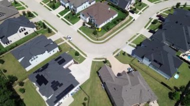 Lüks banliyölerde yeni gelişmeler güneş panelleri, Dallas Fort Worth banliyölerinde sürdürülebilir modern Teksas evleri, Çiçek Tepesi pahalı konutlar, üstgeçit.