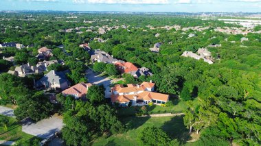 Lüks konutlarda iki katlı pahalı evler Dallas, Teksas 'ın banliyölerinde yemyeşil ağaçlar park alanı, varlıklı banliyö bölgesi, hava manzarası. ABD