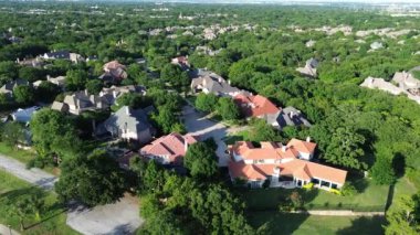 Zengin banliyö mahallesi yemyeşil alanda sıra sıra pahalı malikane evleri büyük arka bahçe, banliyöler Dallas Fort Worth metroplex, iyi döşenmiş ön bahçe manzarası, Teksas, üstgeçit