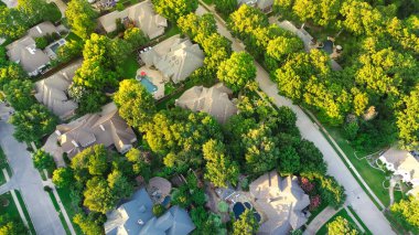 Dallas Fort Worth Metroplex 'in kuzeyinde ağaç sıralı bir cadde, iki katlı pahalı evler büyük arka bahçeler, yüzme havuzu, malikane villası, hava manzarası. ABD