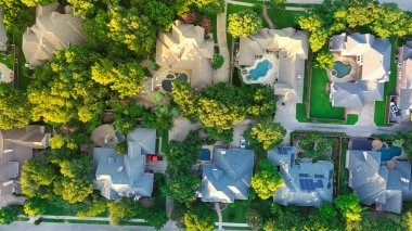 Düz hava manzaralı büyük malikaneler yüzme havuzlu güneş paneli çatısı Dallas Fort Worth Metroplex 'in kuzeyinde pahalı banliyö evleri yemyeşil ağaçlar. ABD