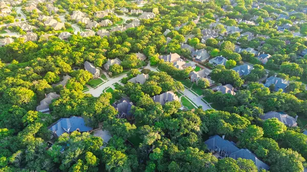 stock image Lush greenery affluent neighborhood large two-story residential houses, cul-de-sac dead-end street, expensive suburban homes with swimming pool North of Dallas Fort Worth metroplex, aerial view. USA