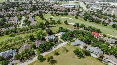 Golf sahası şehir merkezi, iki katlı, beton kiremitli evler, Plano, Teksas 'ın doğusunda yüzme havuzu, Dallas Fort Worth Metroplex, hava manzaralı. ABD