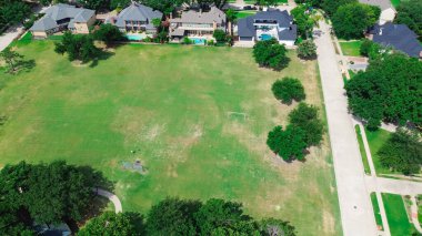 Futbol sahaları ve golf sahaları üst düzey iki katlı büyük konutlar, beton kiremitler çatı, Doğu Plano, Teksas, Dallas 'ta yüzme havuzu, havuz. ABD