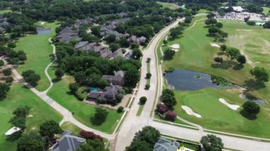 Columbine 'ın üst geçidi golf sahasında. Şehir merkezi, iki katlı lüks evler beton döşeme çatısı, yüzme havuzu Plano, Teksas, Dallas Fort Worth Metroplex.