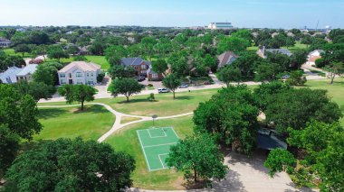 Dallas Fort Worth Metroplex, North Plano 'da golf sahası olan iki katlı, pahalı ve tek katlı evleri olan eğlence parkındaki basketbol sahaları. ABD