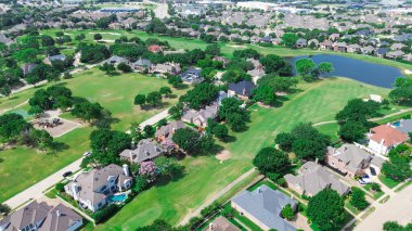 Havadan görünüşlü, küçük göletli, banliyö konağı olan, yüzme havuzlu, Kuzey Plano, Dallas Fort Worth Metroplex, Teksas 'ta çitli arka bahçeli lüks golf sahası topluluğu. ABD
