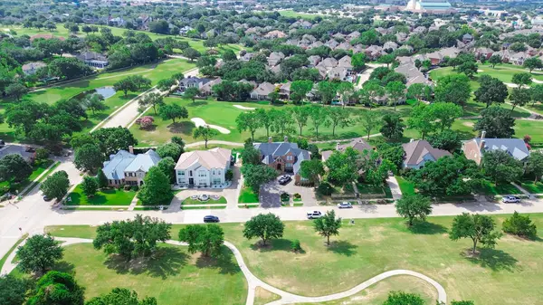 stock image Club cars pathway in upscale golf course community with row of large mansion houses, grassy lawn, wealthy residential neighborhood in North Plano, Dallas Fort Worth Metroplex, Texas, aerial view. USA