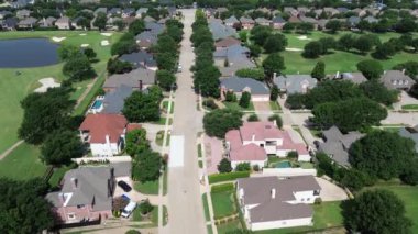Zengin yerleşim yerlerindeki golf sahasında sakin bir sokak büyük malikanelerin yüzme havuzları ön bahçesi, Kuzey Plano, Dallas Fort Worth TX, üstgeçit.