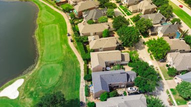 Lakeside evleri lüks bir golf sahasında kulüp arabası ve golf sahasında oynayan golfçüler, kum kapanı sığınakları, Dallas Fort Worth Metroplex 'in lüks banliyöleri, hava manzarası. ABD