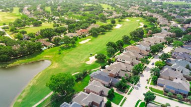 Üst düzey golf toplulukları planlı şehir merkezi yayılımı, çimenli çim alanı, kum kapanı sığınakları, yeni geliştirilmiş pahalı golfçüler iki katlı malikaneler, Plano Texas, hava sahası. ABD