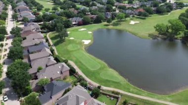 Beton kaplamalı pahalı golf sahası evleri, yüksek kaliteli golf sahalarında çatı kiremitleri kum havuzu, cennet havuzu, Kuzey Plano, Dallas Fort Worth Metroplex Texas, üstgeçit.